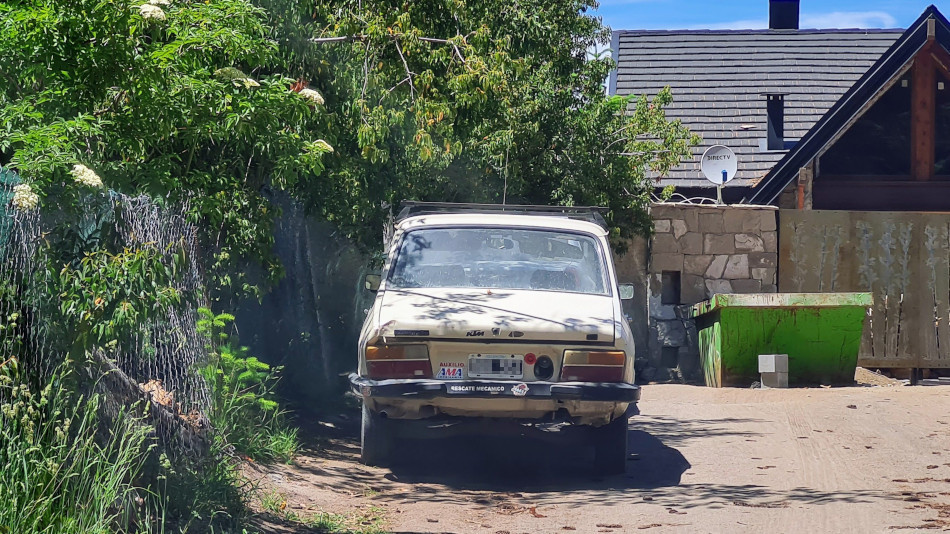 Renault 12 amarillo claro, Puerto Manzano