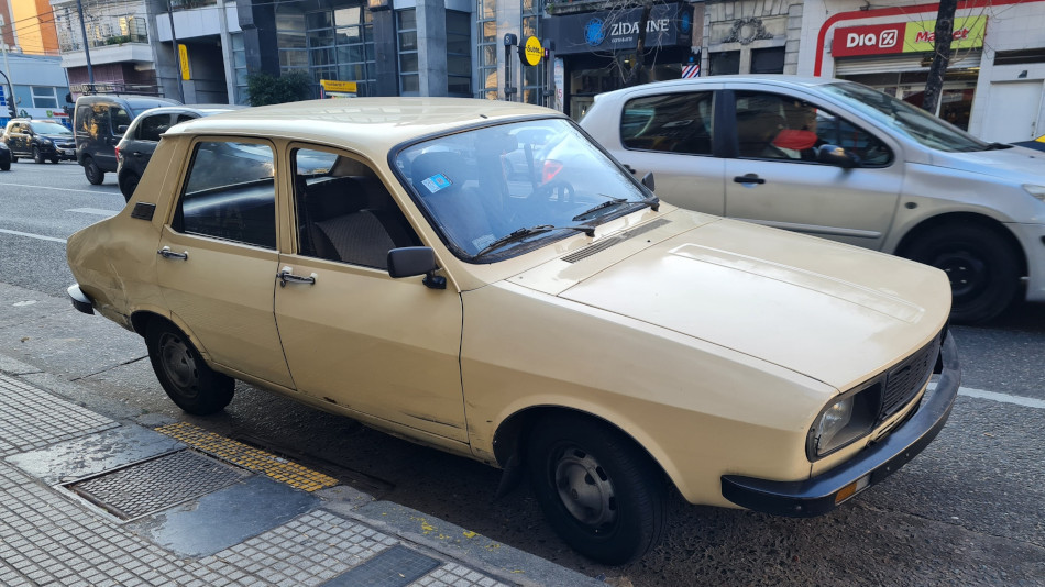 Renault 12 amarillo, San Cristóbal