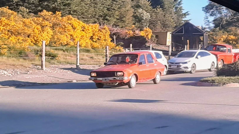 Renault 12 rojo, Villa La Angostura