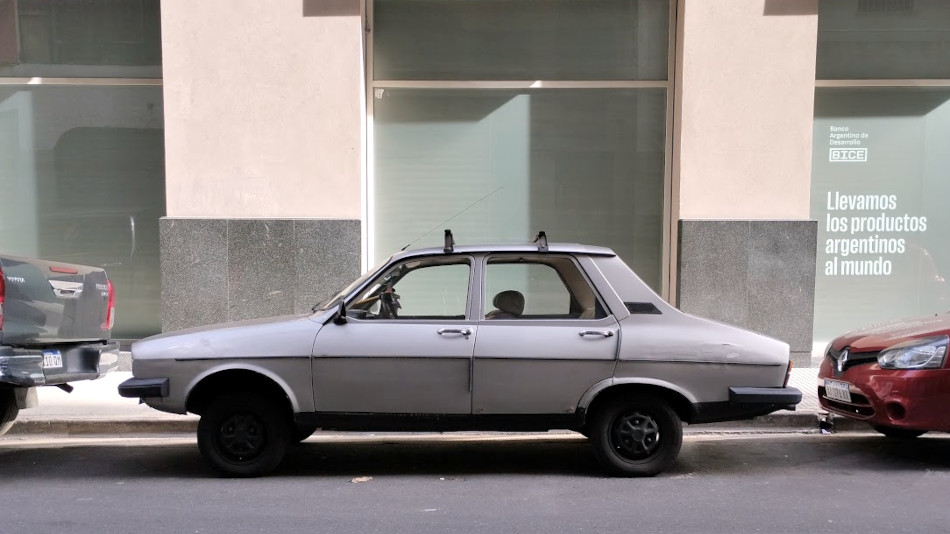 Renault 12 gris, San Nicolás