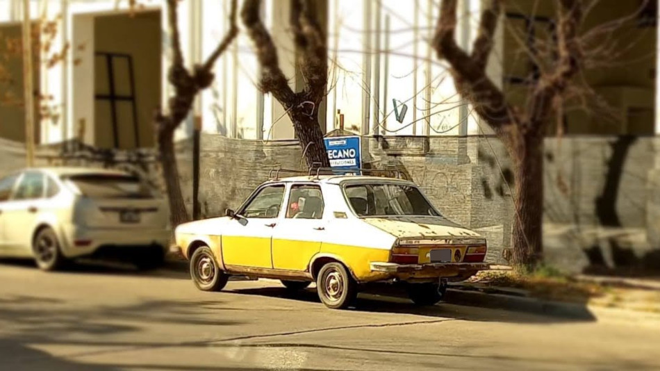 Renault 12 blanco y amarillo, 9 de Julio