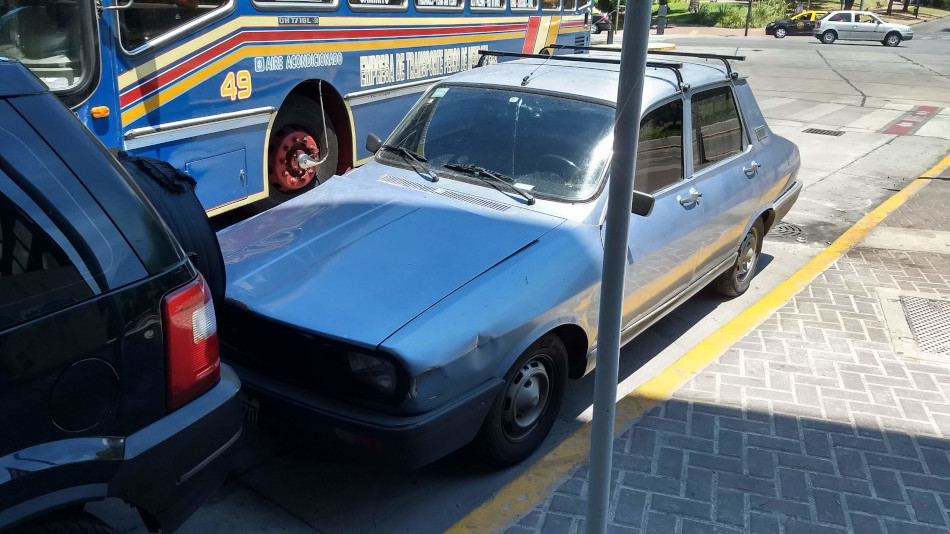 Renault 12 celeste, Belgrano