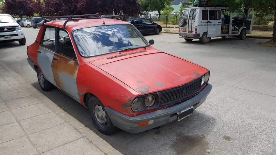 Renault 12 rojo y gris, El Bolsón