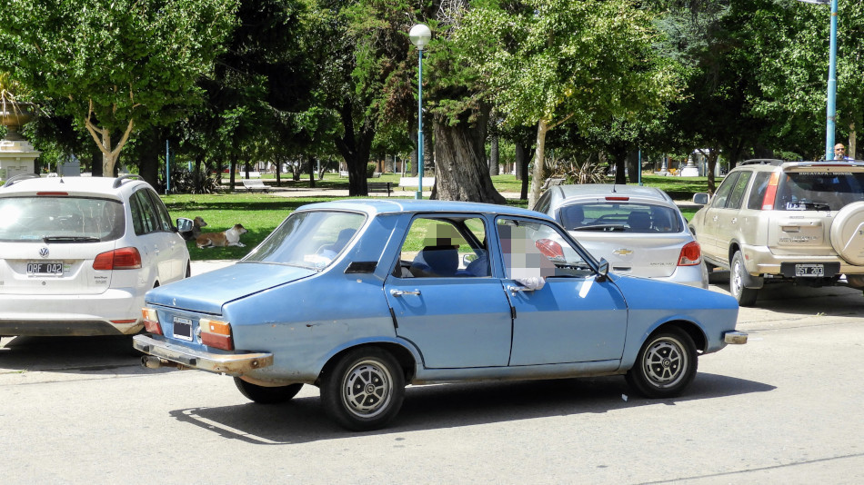 Renault 12 celeste, 9 de Julio