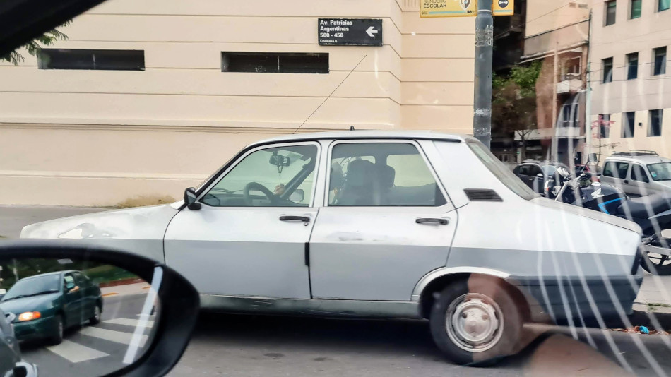 Renault 12 gris claro, Parque Centenario