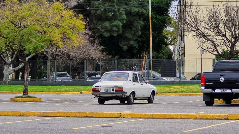 Renault 12 blanco, Villa Pueyrredón