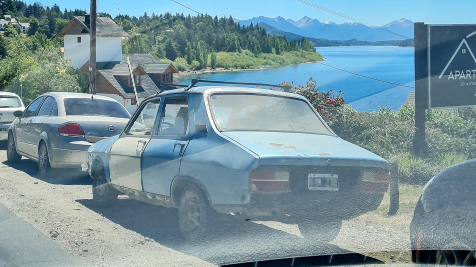 Renault 12 celeste y blanco, Playa Bonita