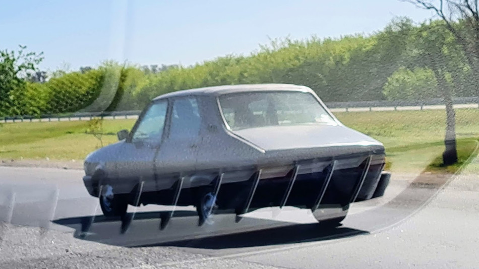 Renault 12 gris oscuro, Ezeiza