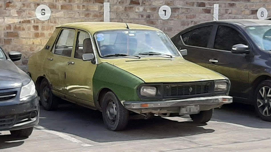 Renault 12 verde dos tonos, CABA