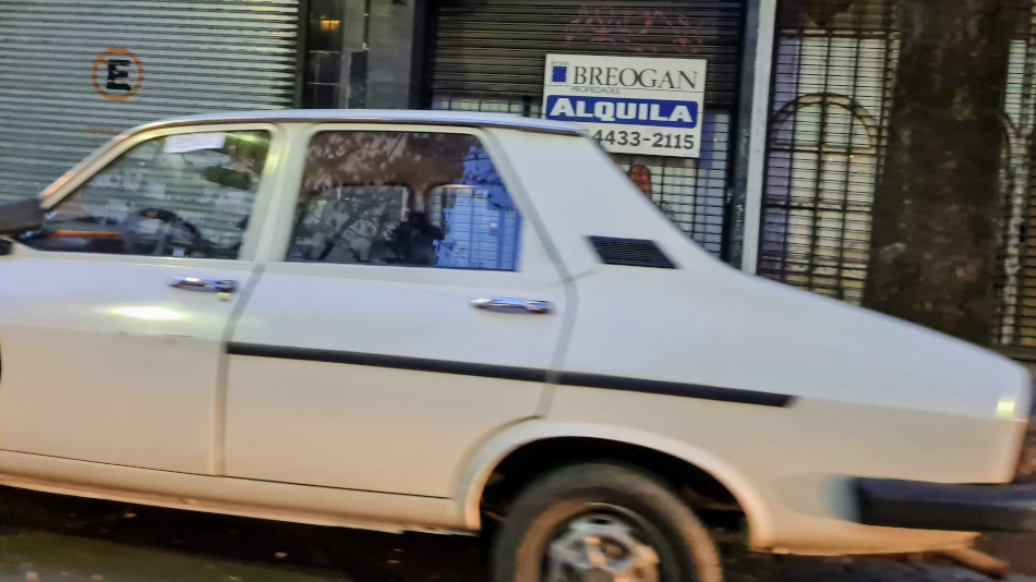 Renault 12 blanco, Caballito