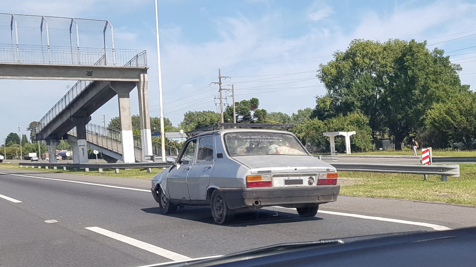 Renault 12 gris, Luján