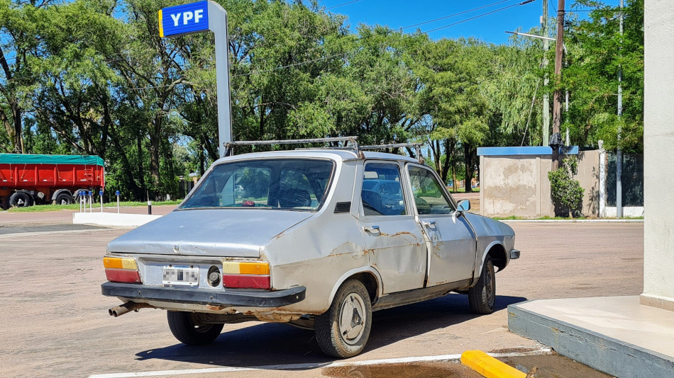 Renault 12 gris, Macachin