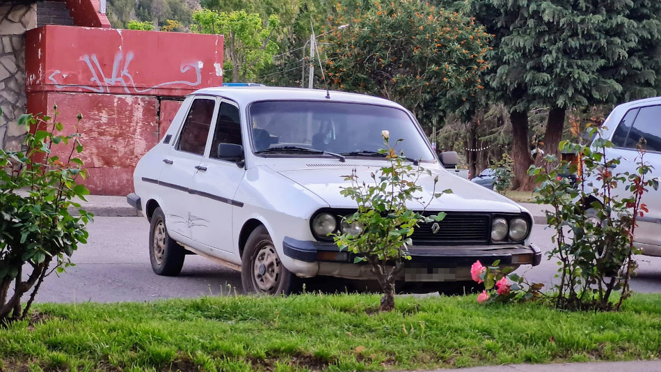 Renault 12 blanco, San Martín de los Andes