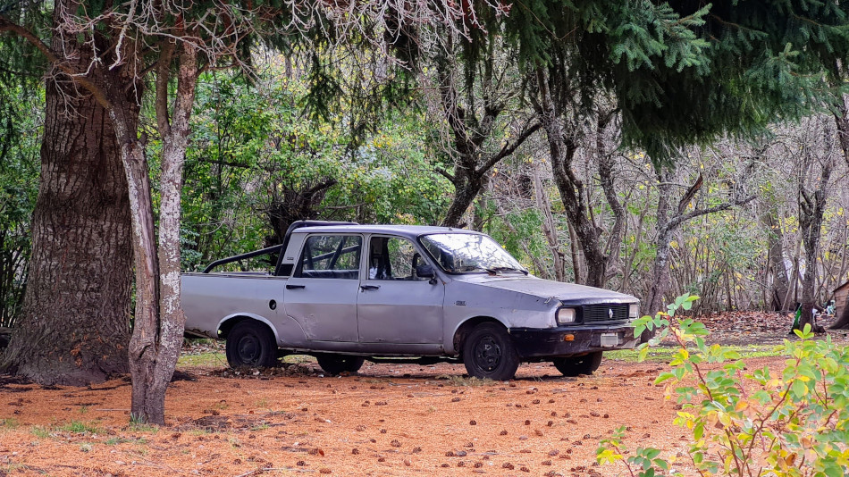 Renault 12 Pickup gris, San Martín de los Andes