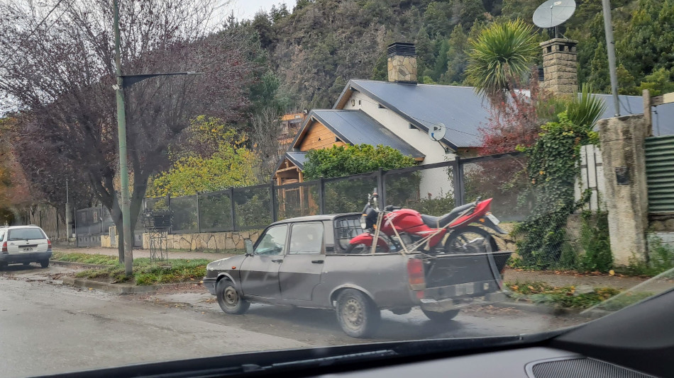 Renault 12 Pickup gris oscuro, San Martín de los Andes