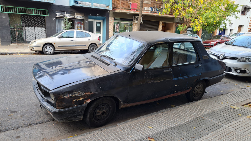 Renault 12 negro, San Cristóbal