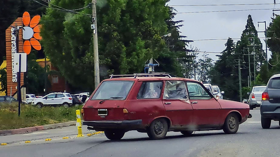 Renault 12 Break bordó, Bariloche