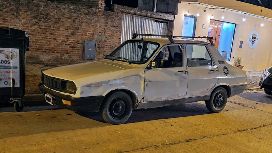 Renault 12 blanco, San Antonio de Areco