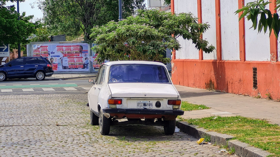 Renault 12 blanco, Parque Patricios