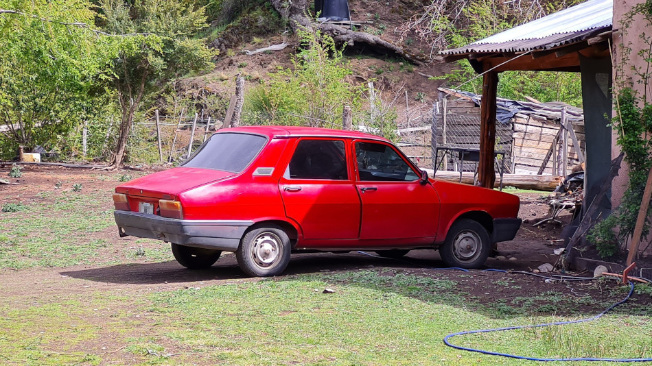 Renault 12 rojo, Catritre