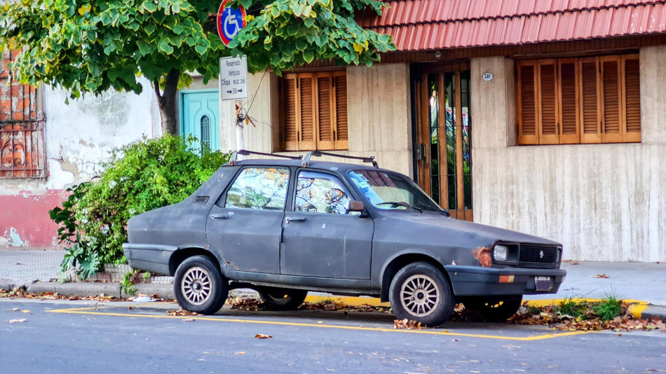 Renault 12 gris oscuro, Parque Patricios