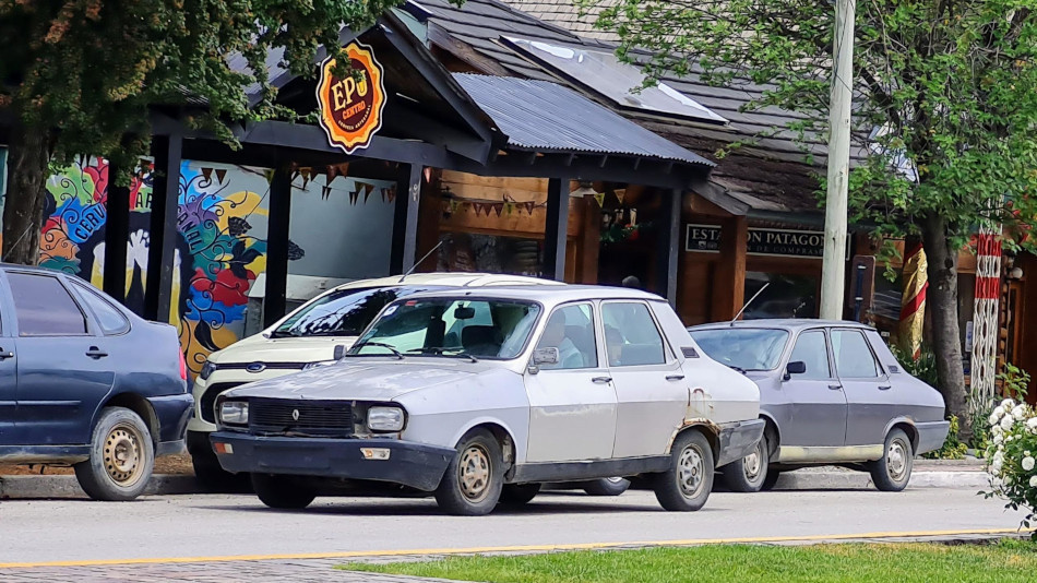 Renault 12 blanco y gris, Villa La Angostura