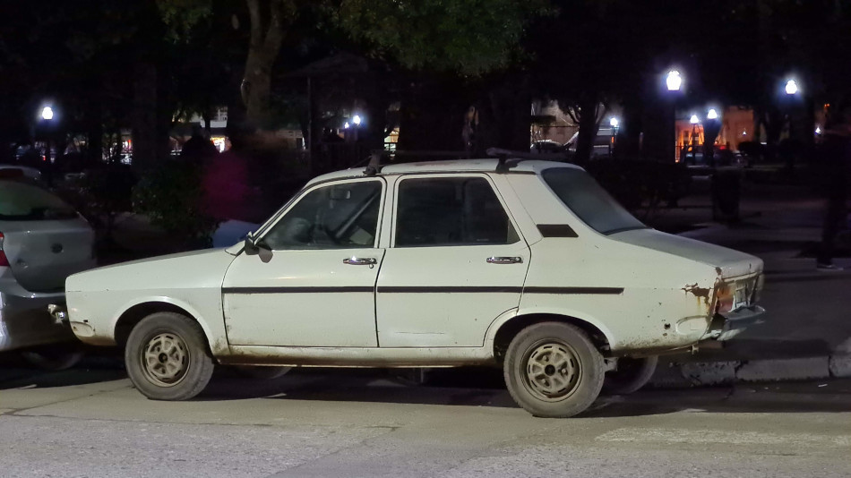 Renault 12 blanco, San Martín de los Andes