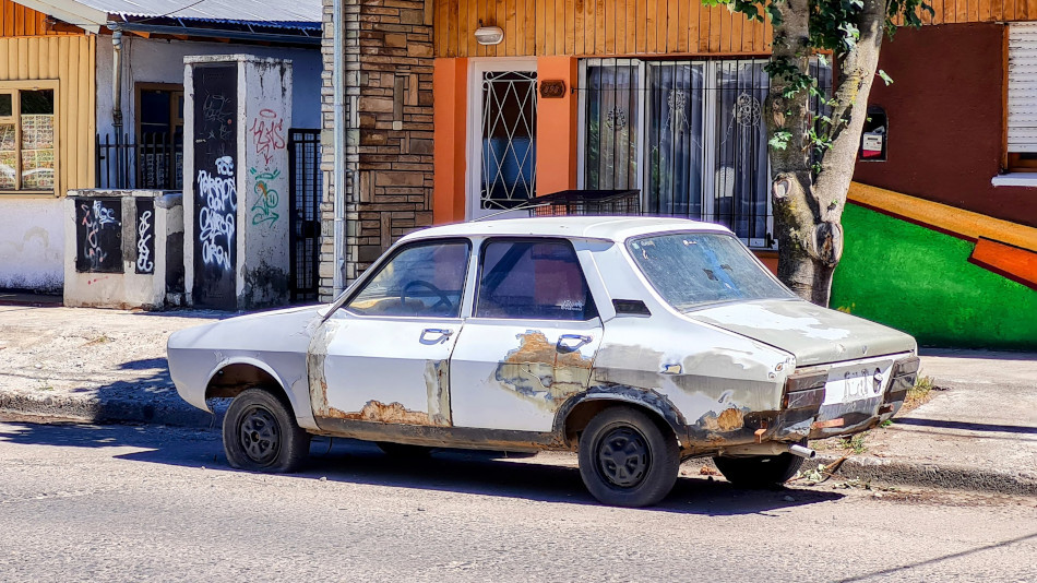 Renault 12 mayormente blanco, San Martín de los Andes