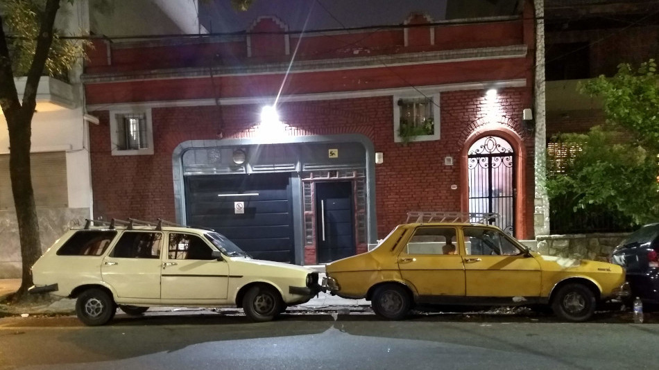 Renault 12 x2 amarillo y Break blanco, Parque Centenario