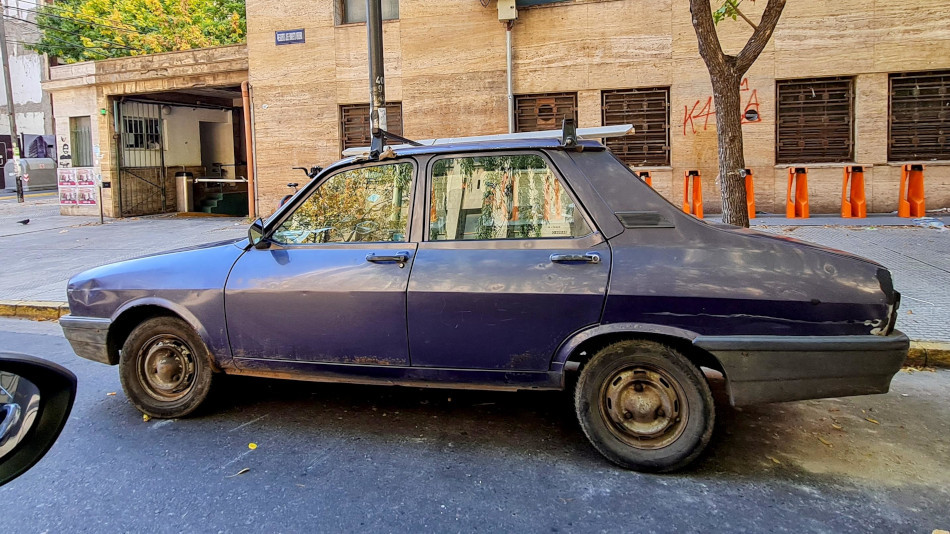 Renault 12 azul violáceo, Barrio Norte