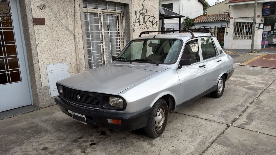 Renault 12 gris, Villa Adelina