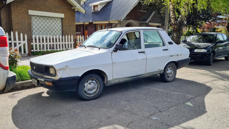 Renault 12 blanco, San Martín de los Andes