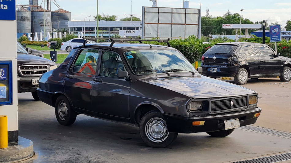 Renault 12 gris oscuro, Saladillo