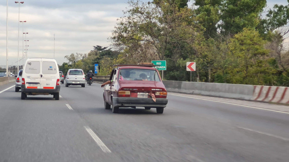 Renault 12 bordó, Ezeiza