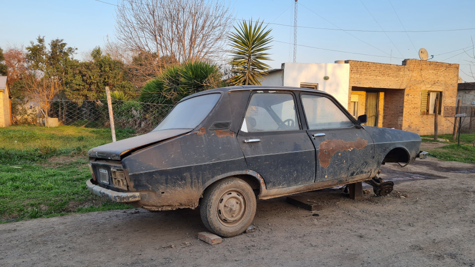 Renault 12 gris oscuro, Villa Lía