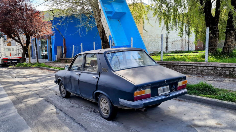 Renault 12 negro, San Martín de los Andes