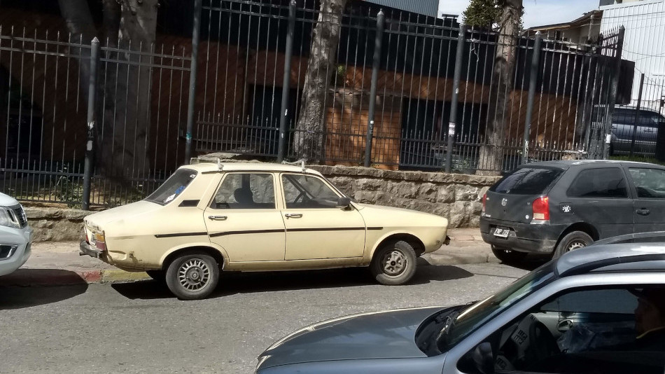 Renault 12 amarillo, Bariloche