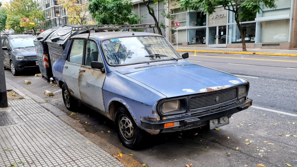 Renault 12 celeste y blanco, Monserrat