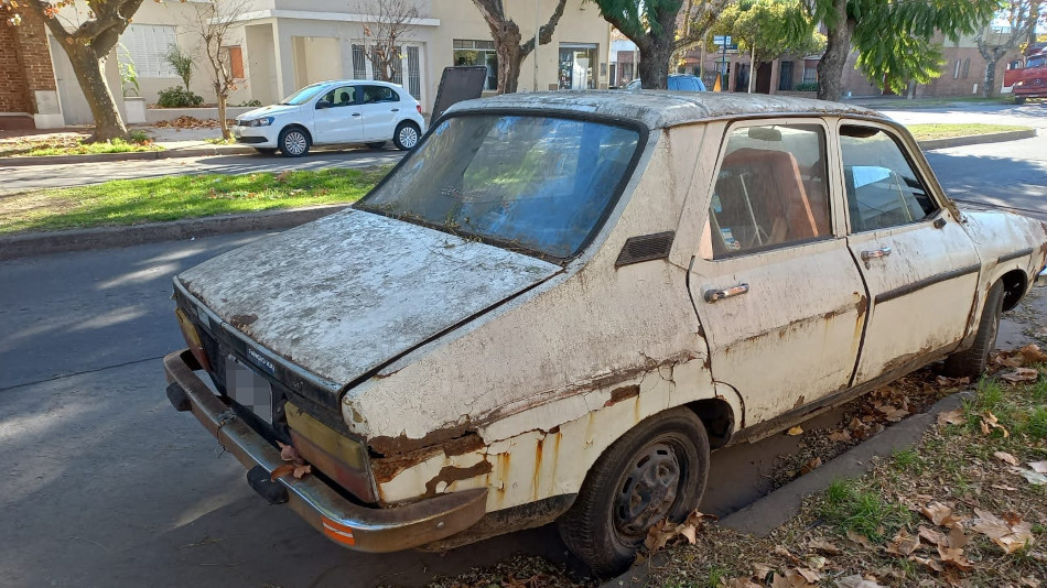 Renault 12 blanco, 9 de Julio