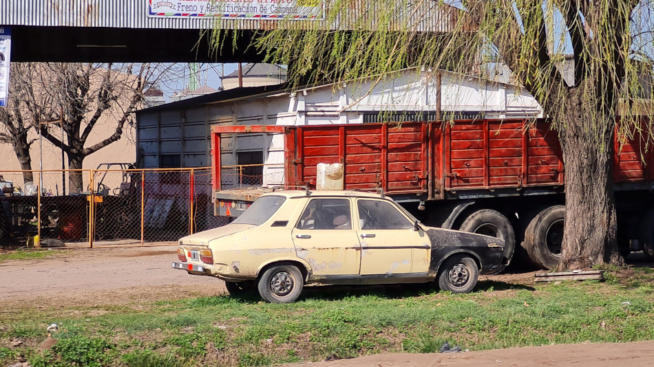 Renault 12 amarillo y negro, Saladillo