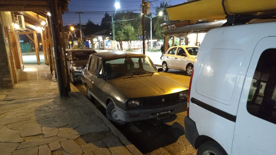 Renault 12 negro, Villa La Angostura