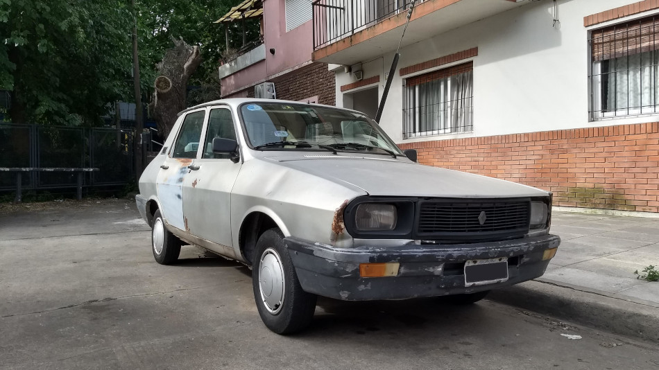 Renault 12 gris, Olivos