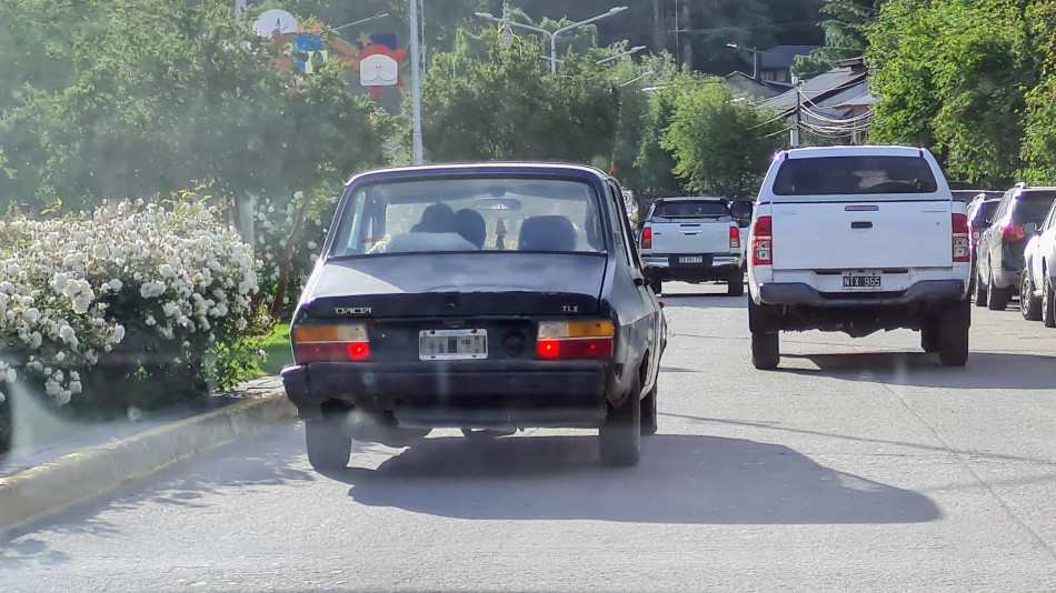 Renault 12 gris oscuro, Villa La Angostura