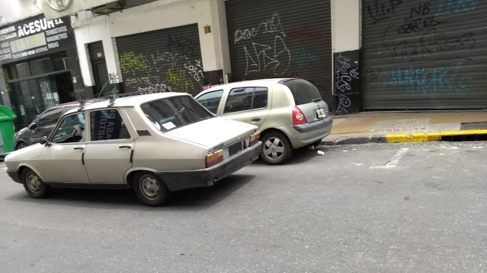 Renault 12 blanco, Monserrat