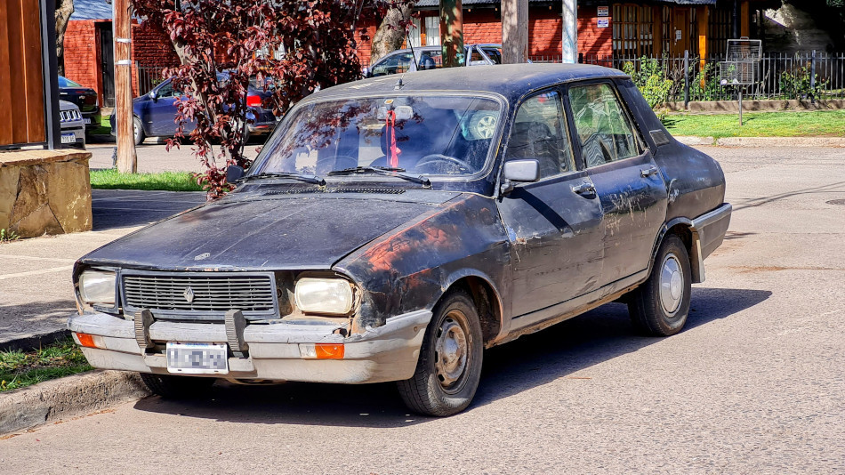 Renault 12 negro, San Martín de los Andes