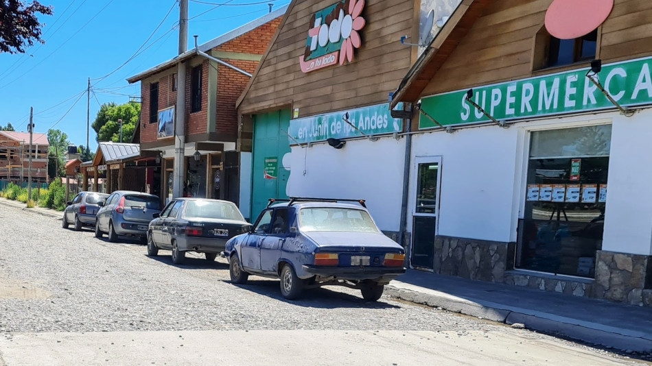 Renault 12 azul oscuro, Junín de los Andes