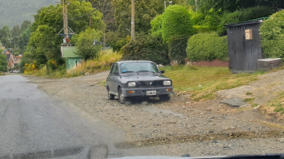 Renault 12 gris oscuro, Bariloche