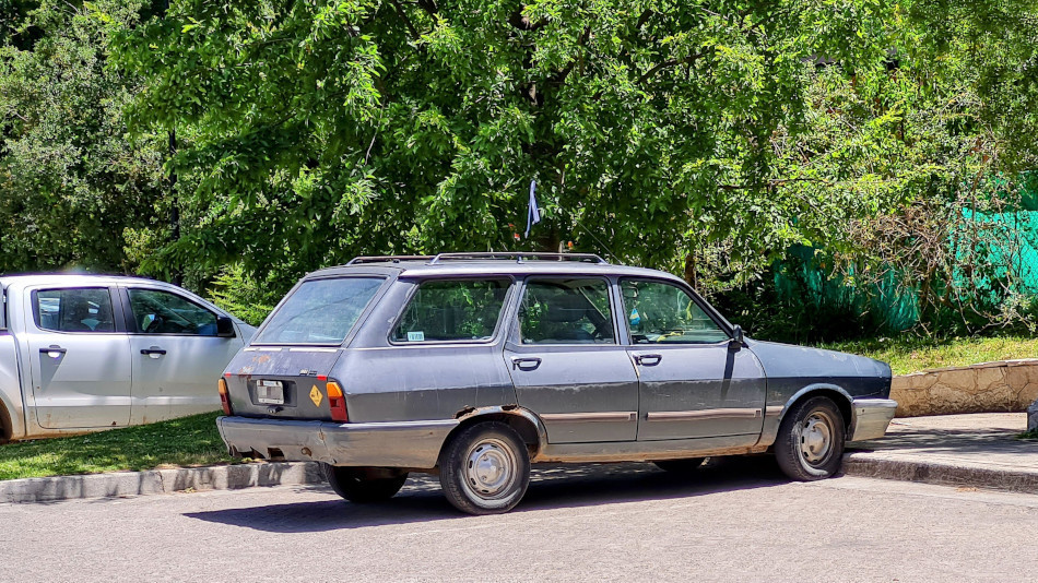 Renault 12 Break gris oscuro, Villa La Angostura