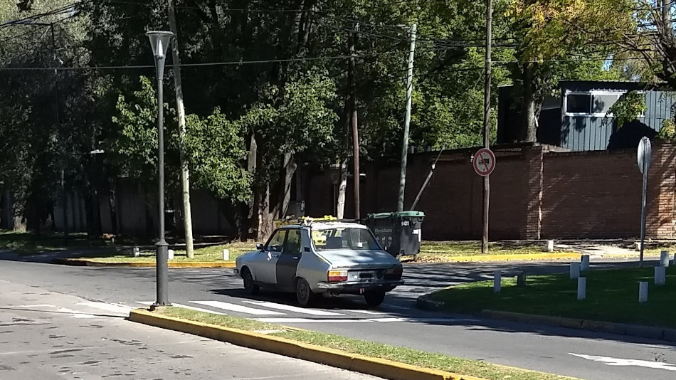 Renault 12 blanco y negro, Boulogne