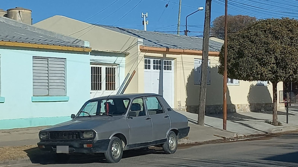 Renault 12 gris, General Acha